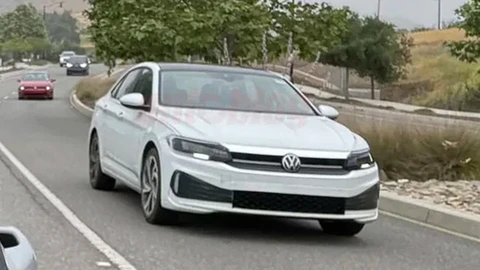 VW no deja morir a los sedanes y prepara una actualización del Vento