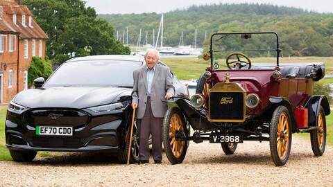 Un hombre de 101 años maneja el Mustang Mach-E, a 90 años de aprender a conducir en un Model T
