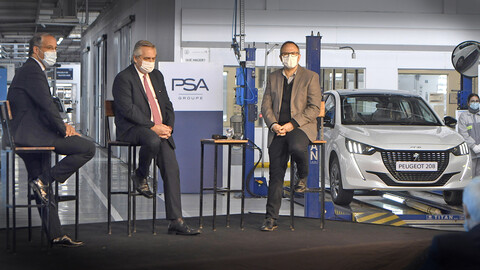 Peugeot Argentina recibió al presidente Alberto Fernandez en su fábrica