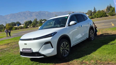 Geely amplia la gama del EX5 con nueva variante híbrida enchufable