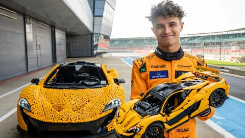 Lando Norris se sube a un McLaren P1 de Lego escala real