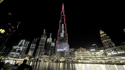 Iluminan edifico más alto del mundo para celebrar llegada de Porsche Taycan a Dubai