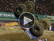 Video: Brutal giro en el aire de un monster truck