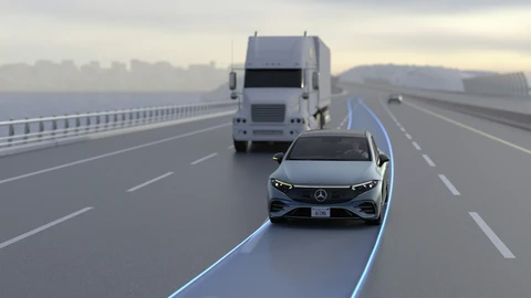 Mercedes-Benz presenta en Europa el cambio autónomo de carril