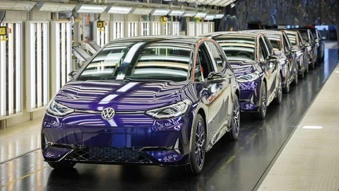 Volkswagen llama a revisión 94 mil autos eléctricos por baterías