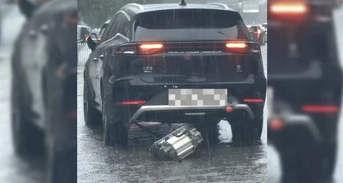 El curioso caso de un BYD que se hizo viral por circular con su motor eléctrico colgando