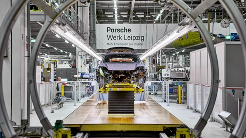 Porsche arranca la producción de autos eléctricos en su planta de Leipzig