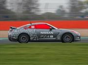 Un Nissan GT-R es conducido alta velocidad de forma remota en el Circuito de Silverstone