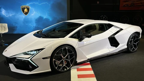 Lamborghini Revuelto 2024, el primer “Lambo” híbrido enchufable de serie que produce la marca