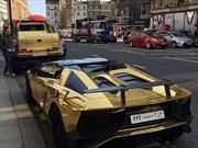 Príncipe saudí deja estacionados dos autos cubiertos de oro y lo multan