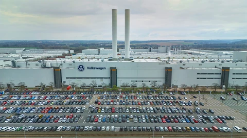 Volkswagen considera más despidos; los recortes actuales ya no serían suficientes