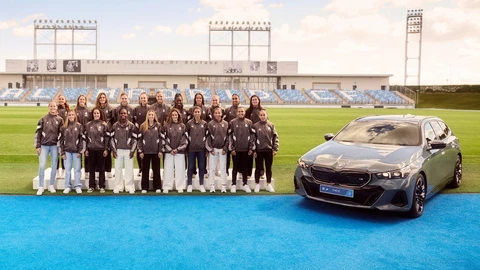 Linda Caicedo y jugadoras del Real Madrid reciben vehículos eléctricos de BMW