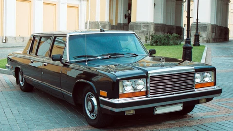 Se subastó el ZiL de 1985, la limusina negra de Mikhail Gorbachov