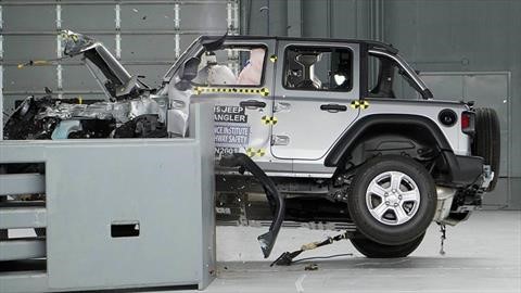 Jeep Wrangler vuelca en prueba choque que evaluaba su seguridad