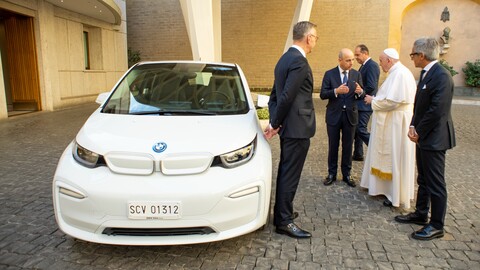 Papa Francisco recibe de regalo un BMW i3