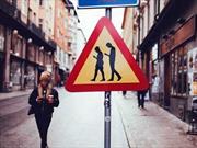 Suecia estrena señal de tránsito, “Cuidado, peatones usando el teléfono celular”
