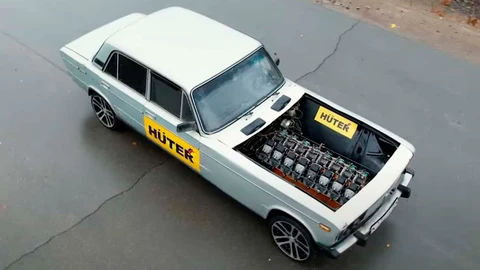 Este Lada tiene un motor V16 ¡hecho con motosierras!