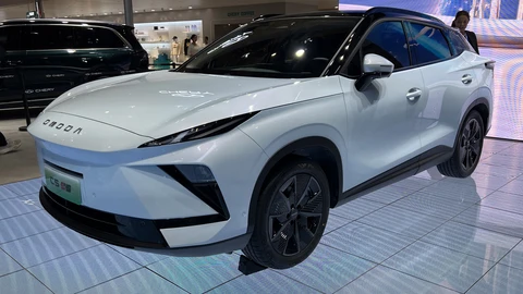 Shanghai 2025: Omoda C5 estrena facelift y propulsión híbrida