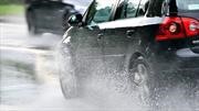 5 tips para prevenir un accidente si conduces bajo la lluvia o superficies mojadas