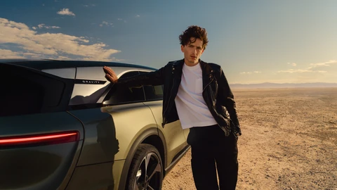 Timothée Chalamet se convierte en el rostro de Lucid: cine, diseño y autos eléctricos de alto nivel