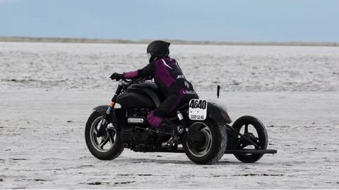 Liane Langlois, la primera mujer canadiense que impone un récord de velocidad en moto