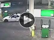 Hombre evita el robo de su carro con un salto ninja