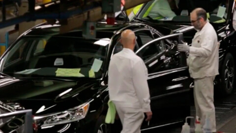 Empleados de oficina de Honda ayudan a fabricar autos