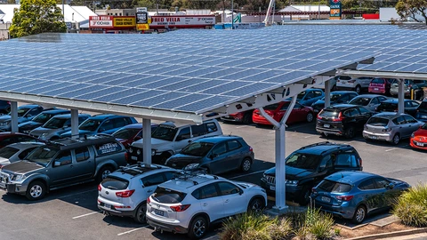 Estacionamientos cubiertos por paneles solares en Francia