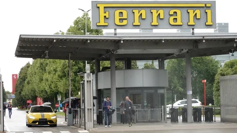 Ferrari se fija en Xiaomi. El SU7 Ultra fue visto saliendo de Maranello
