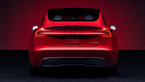 Tesla llama a revisión a más de 300,000 autos