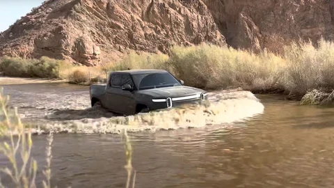 ¿Puede una camioneta eléctrica pasar por un río sin arruinarse?