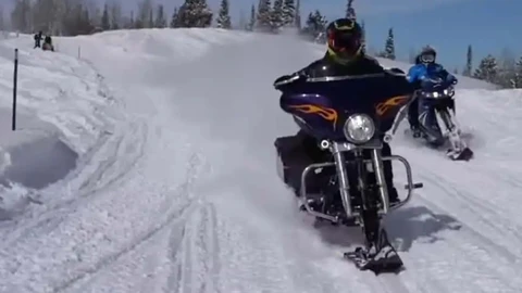 Esta Harley-Davidson Street Glide es una auténtica moto de nieve