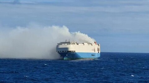 Buque que transportaba autos de VW, Audi, Lamborghini y Porsche se incendia en el Oceano Atlantico