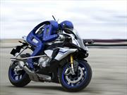 Yamaha presenta a Motobot, su robot motociclista