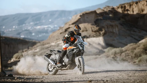 KTM recomienda las mejores rutas en moto para recorrer las sedes del Mundial 2026
