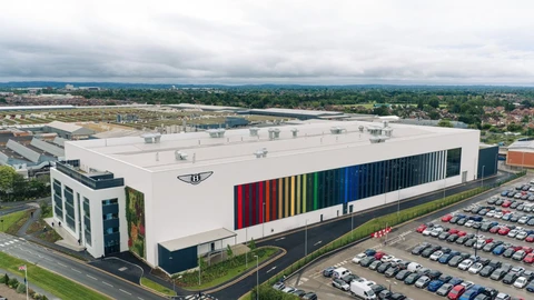 Bentley inaugura su nuevo taller de pintura y presenta el exclusivo acabado Spectral Verdant