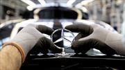 Mercedes-Benz reanuda la fabricación de autos