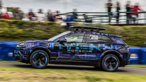 Nuevo Porsche Cayenne Electric rompe récord en Shelsley Walsh mientras remolca un clásico