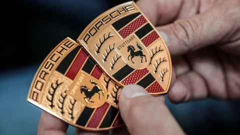 Porsche realiza sutil retoque a su reconocido escudo de marca