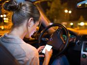 ¿Qué hace un automovilista mientras utiliza su teléfono móvil?