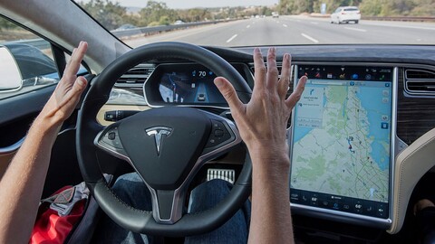 Quienes manejan un Tesla se vuelven distraídos cuando usan el Autopilot, según un estudio