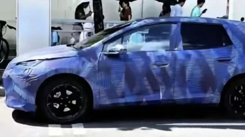 BYD Dolphin 2026: foto espía revela su actualización con camuflaje