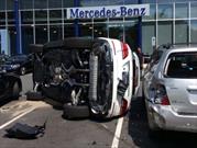 Prueba de manejo de un Mercedes-Benz termina en choque