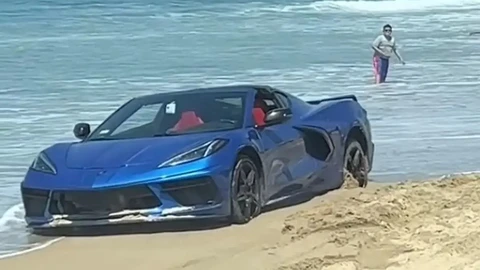 Te contamos por qué NO debes manejar un Corvette muy cerca de la playa