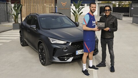 Jugadores del FC Barcelona reciben modelos CUPRA personalizados