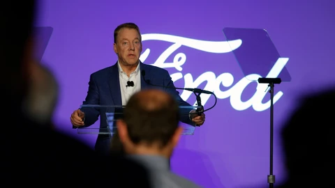 Bill Ford reconoció a los autos exhibidos en los 100 años de Ford México