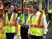 Mark Zuckerberg recorre la factoría de Ford en Michigan