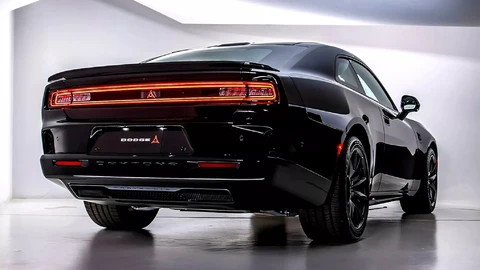 Multan al conductor de un Dodge Charger EV ¡por hacer mucho ruido!