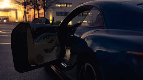 Bentley sorprende a sus clientes con sus luces de bienvenida que proyectan animaciones