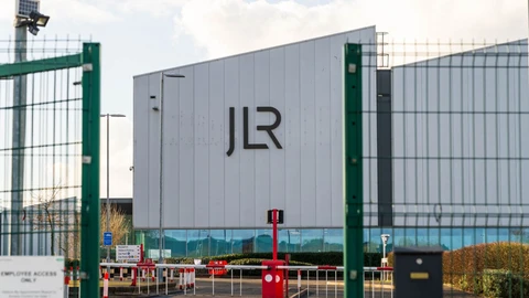Ciberataque paraliza producción de JLR: no fabrica autos desde hace dos semanas